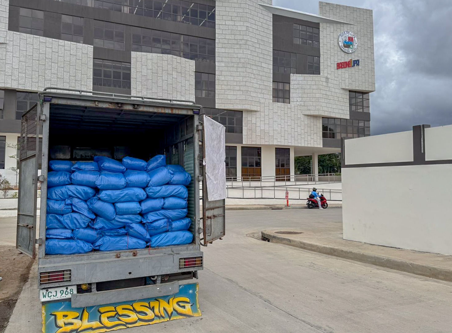 Lipa City declines Leviste’s 1,000 rice pack donation