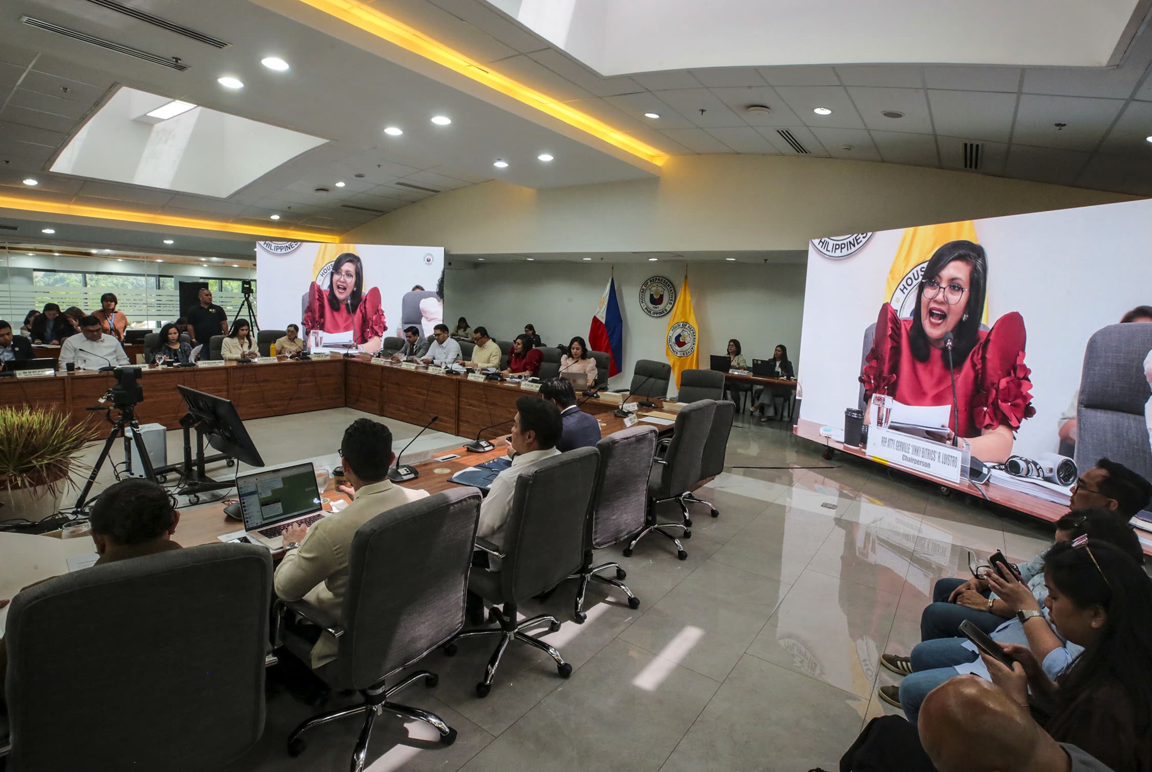 House prosecution questions Estrada’s role as judge in impeachment trial