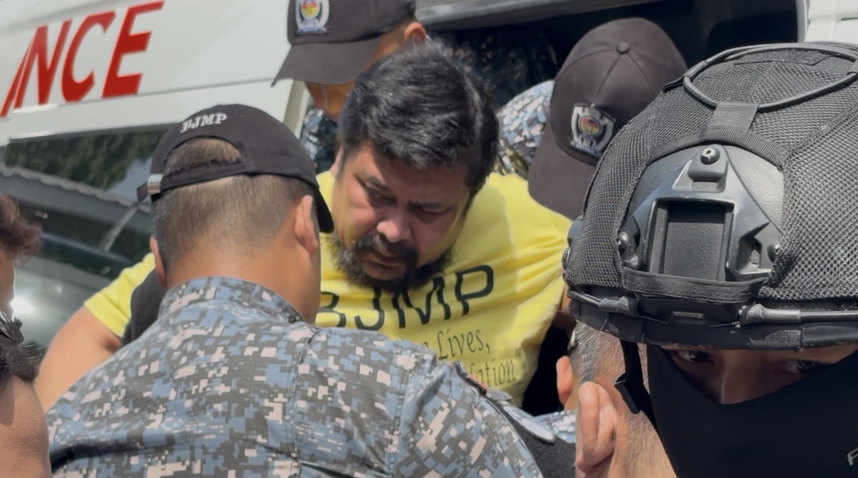 Estrada arrives at private hospital for knee X-ray