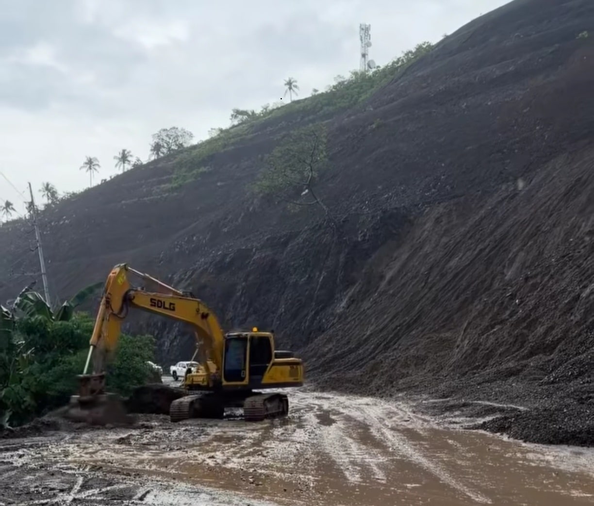 DPWH clears landslides in Zamboanga del Norte town