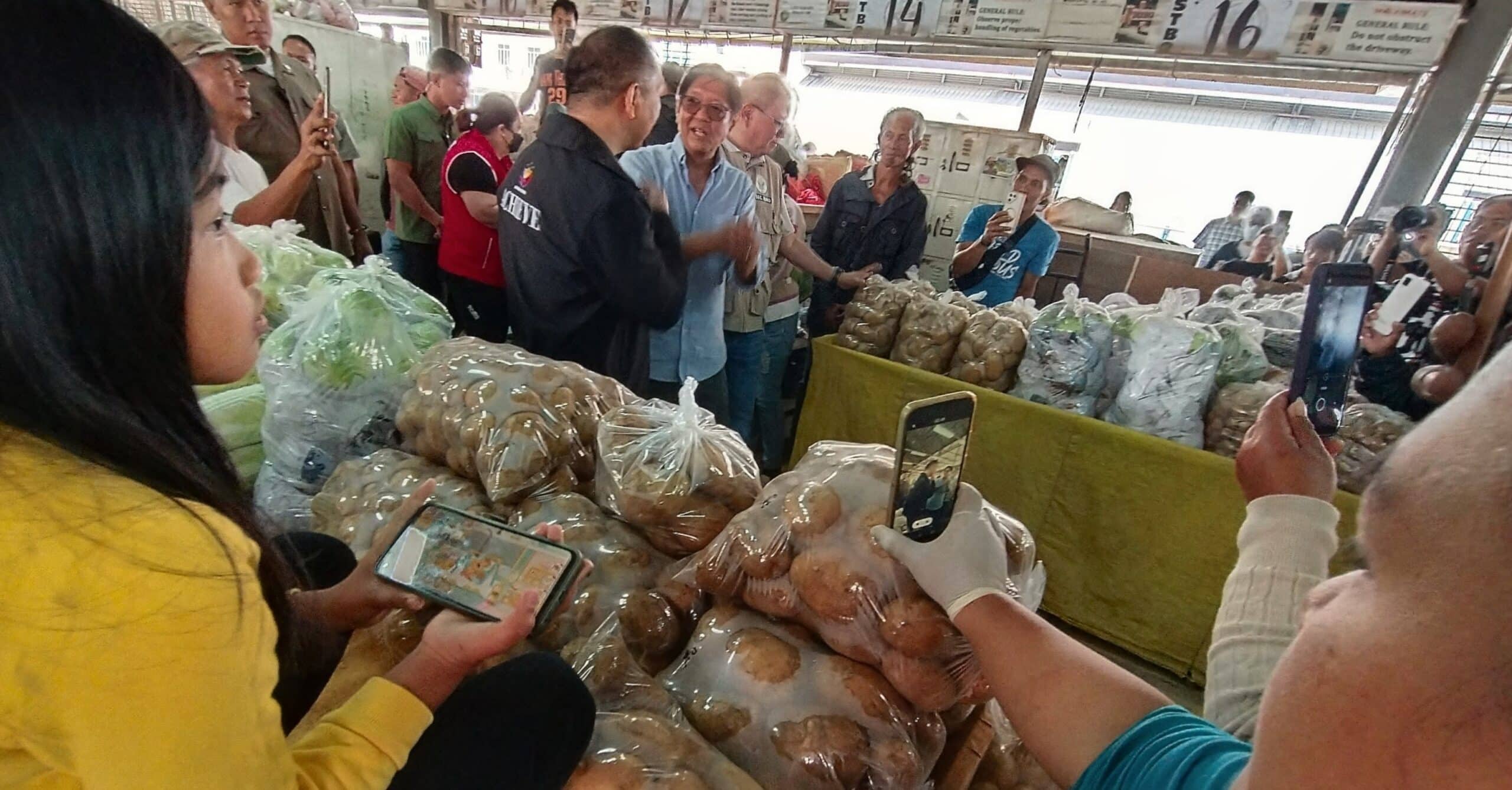 Marcos OKs toll-free pass for Benguet veggie trucks