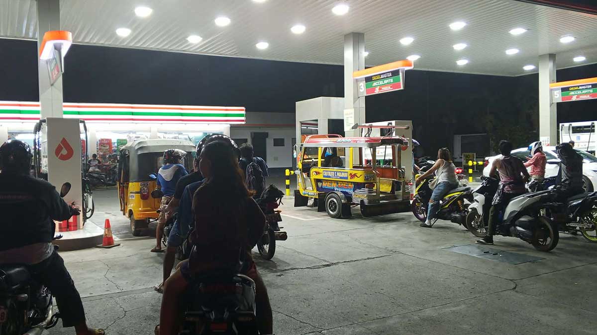 Motorists queue ahead of fuel price hike in Bukidnon