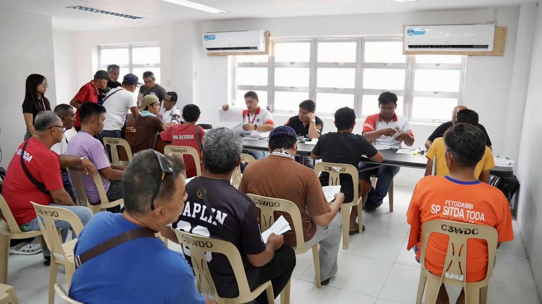 Malolos distributes P3,000 fuel aid to tricycle drivers