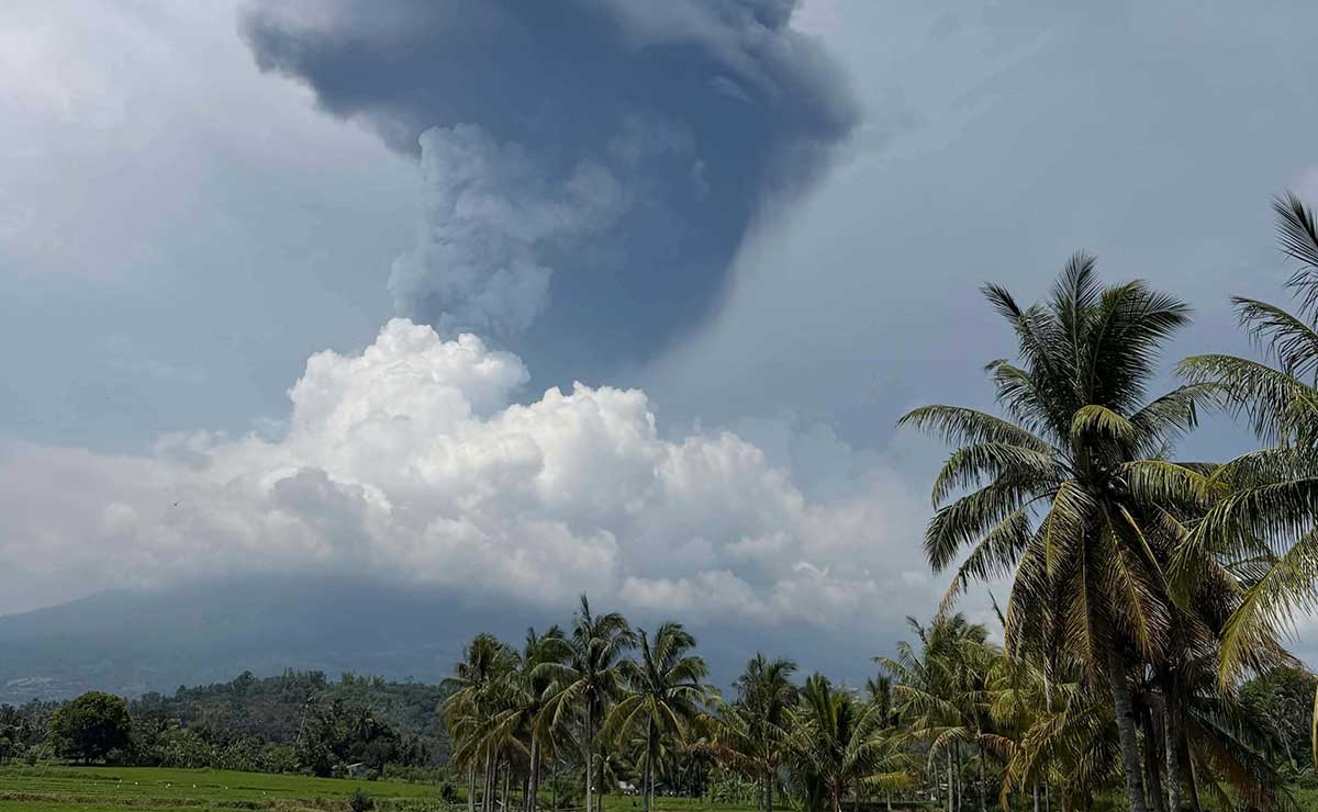 Mt. Kanlaon spews ash after latest blast