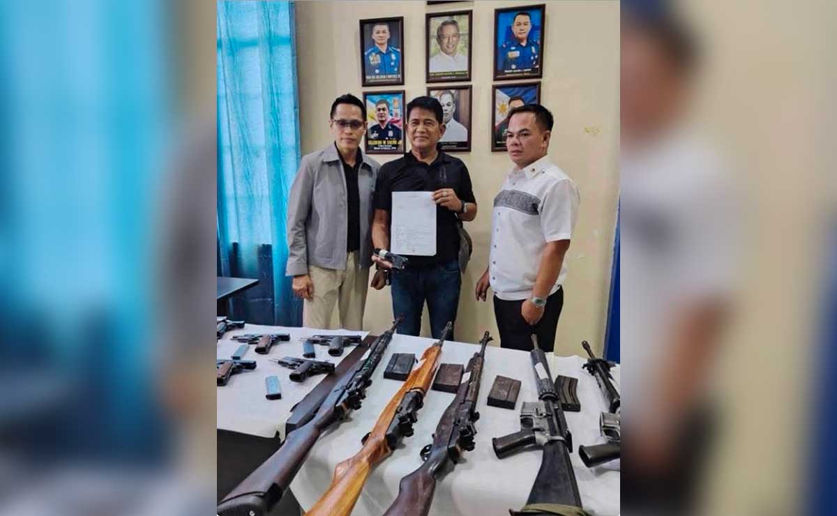 Kerwin Espinosa turns over loose firearms to Albuera police