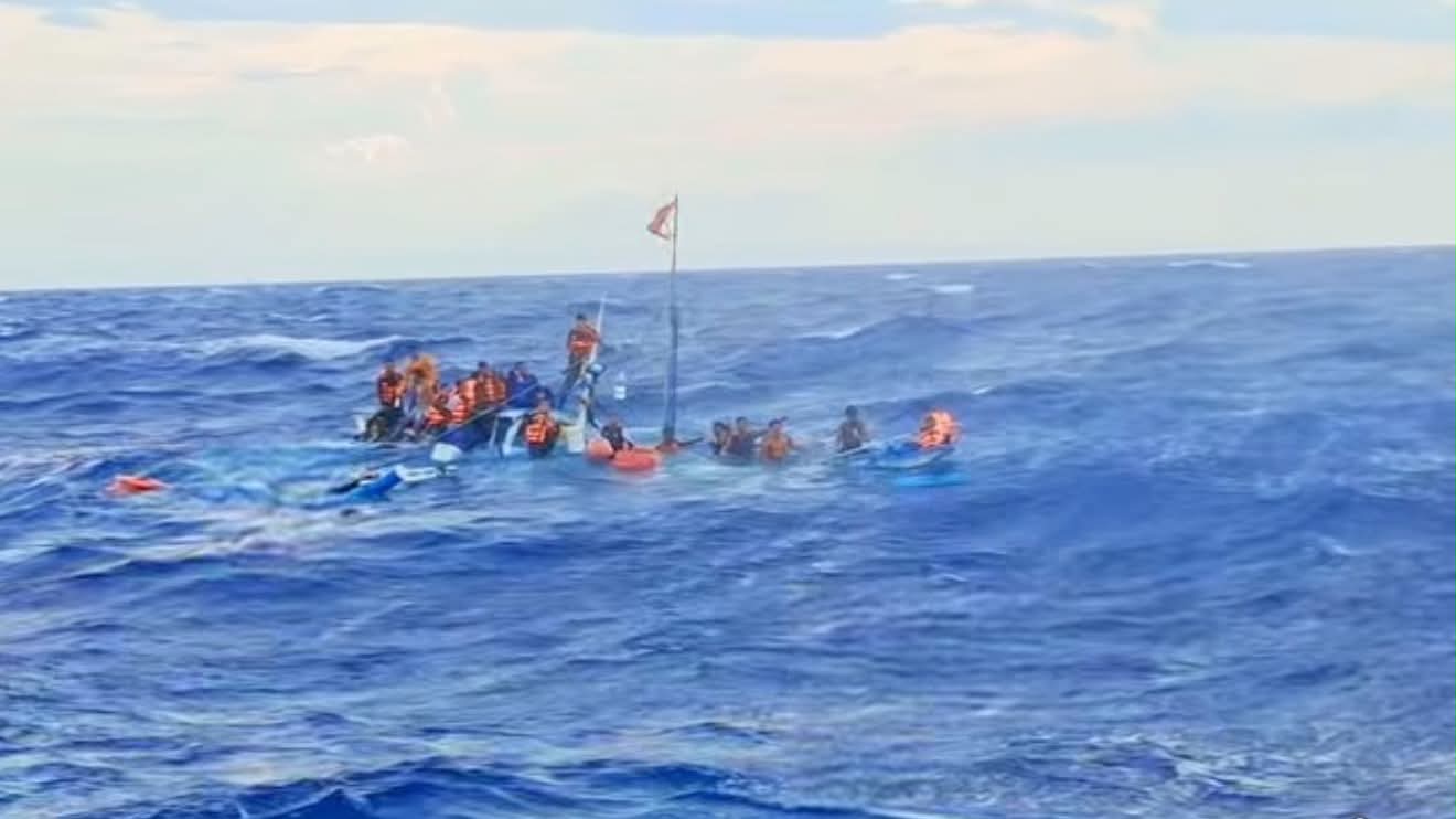 17 rescued as outrigger boat sinks in Cagayan town