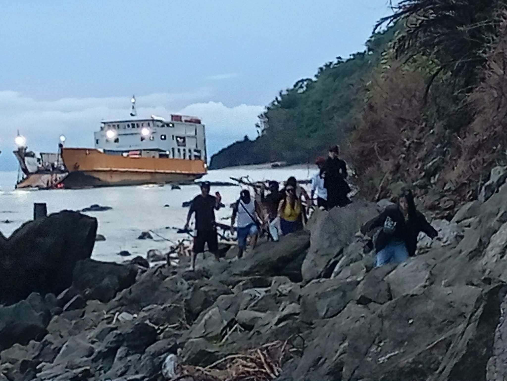 Passengers rescued after vessel runs aground in Occidental Mindoro