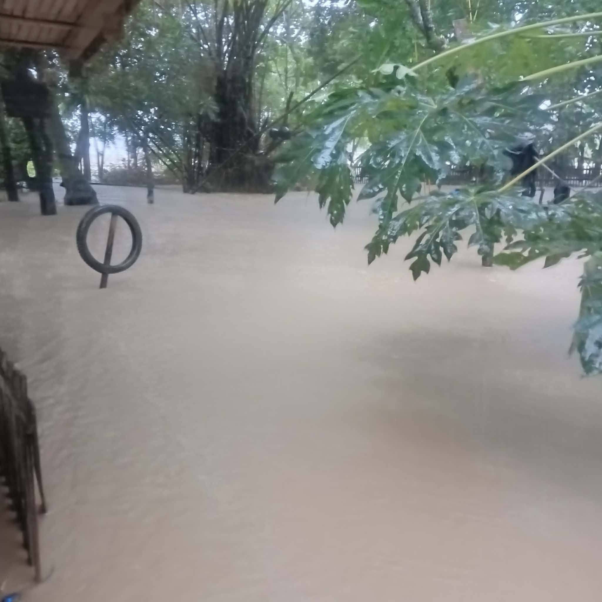 Flood shuts down highway in Antique town
