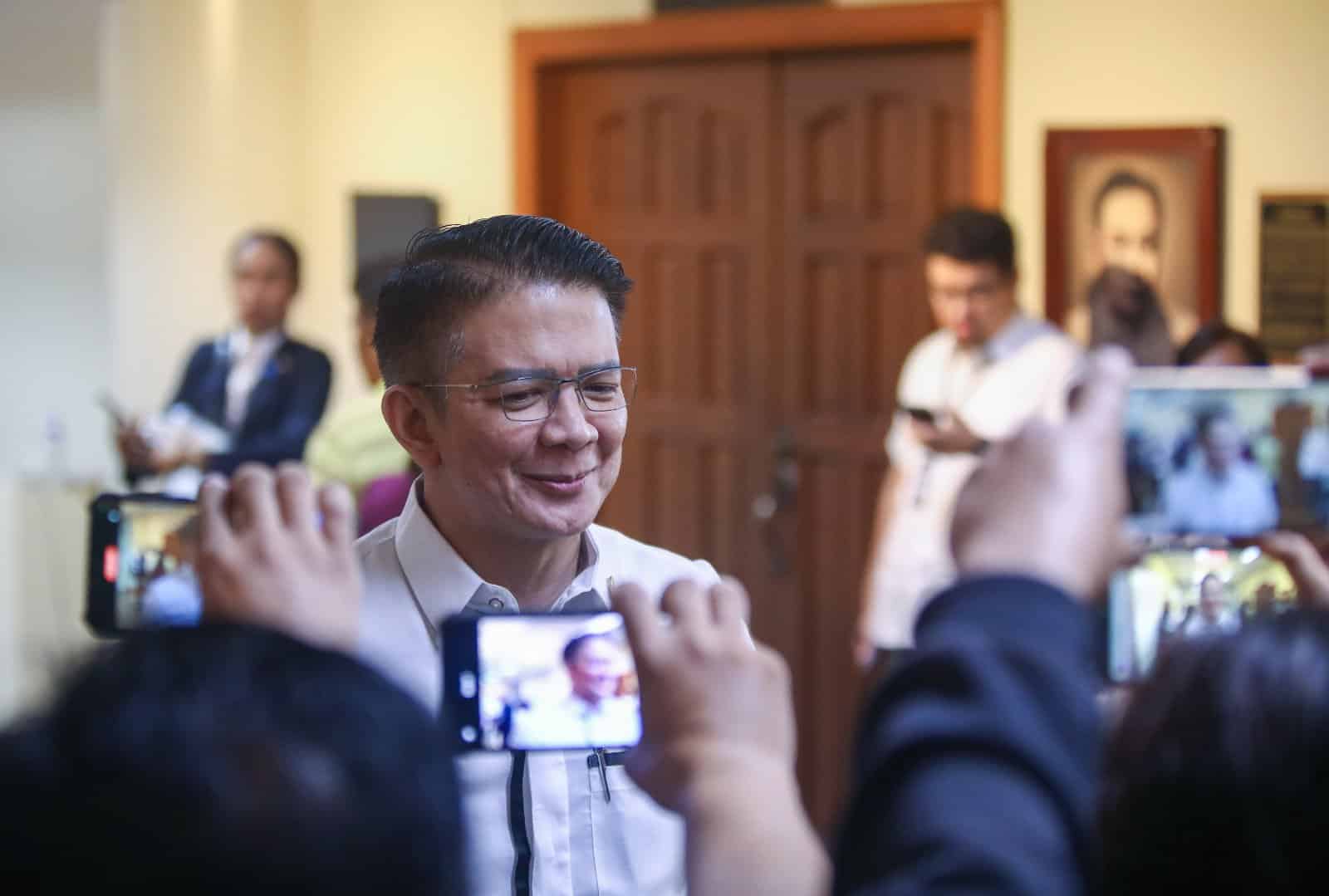 Escudero shows up at Senate plenary amid Cayetano-led group’s boycott