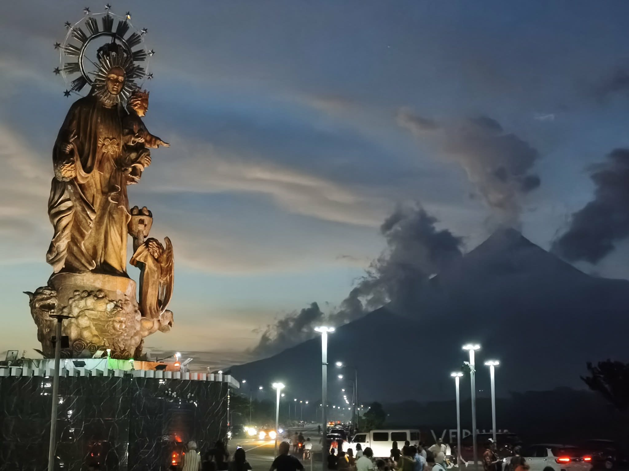 Evacuees head home as Mayon unrest eases