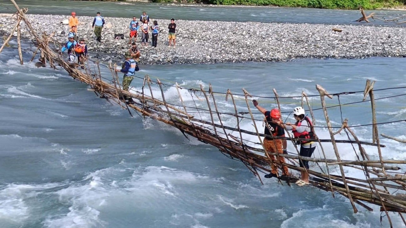 Mimaropa cops, responders rescue 12 teachers stranded by rising river