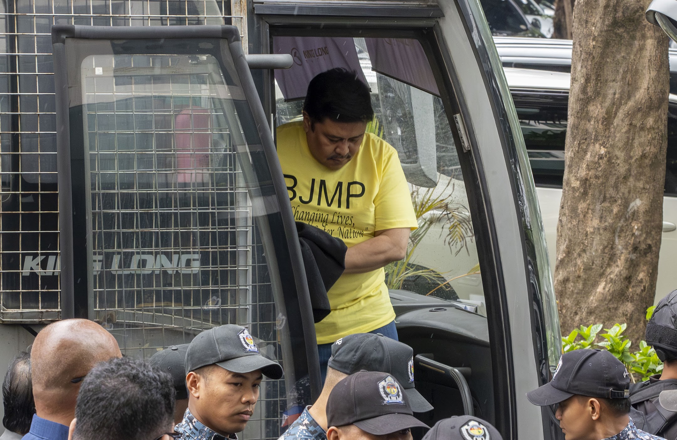 Estrada asks Sandiganbayan: No BJMP uniform, handcuffs during trial