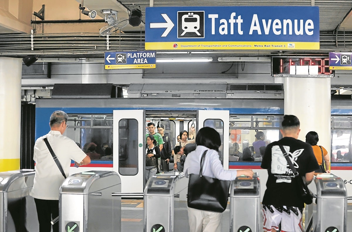 MRT-3, LRT-2 to offer free rides for workers on May 1