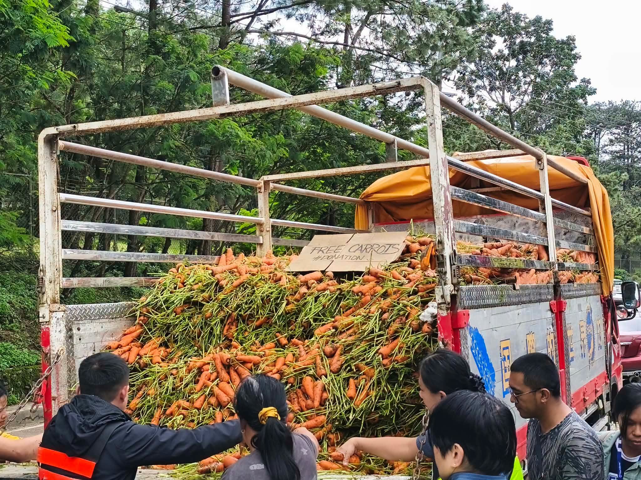 Baguio police distribute 5 tons of carrots saved from waste