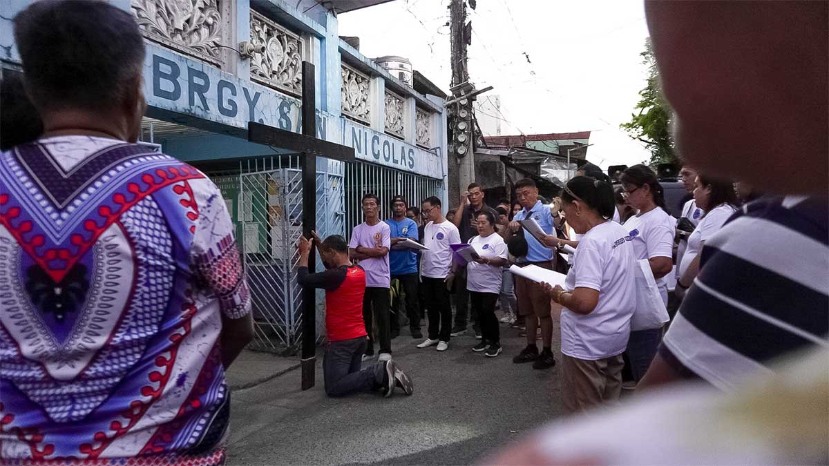 Faithful reenact Christ’s passion in Iloilo’s Good Friday Via Crucis
