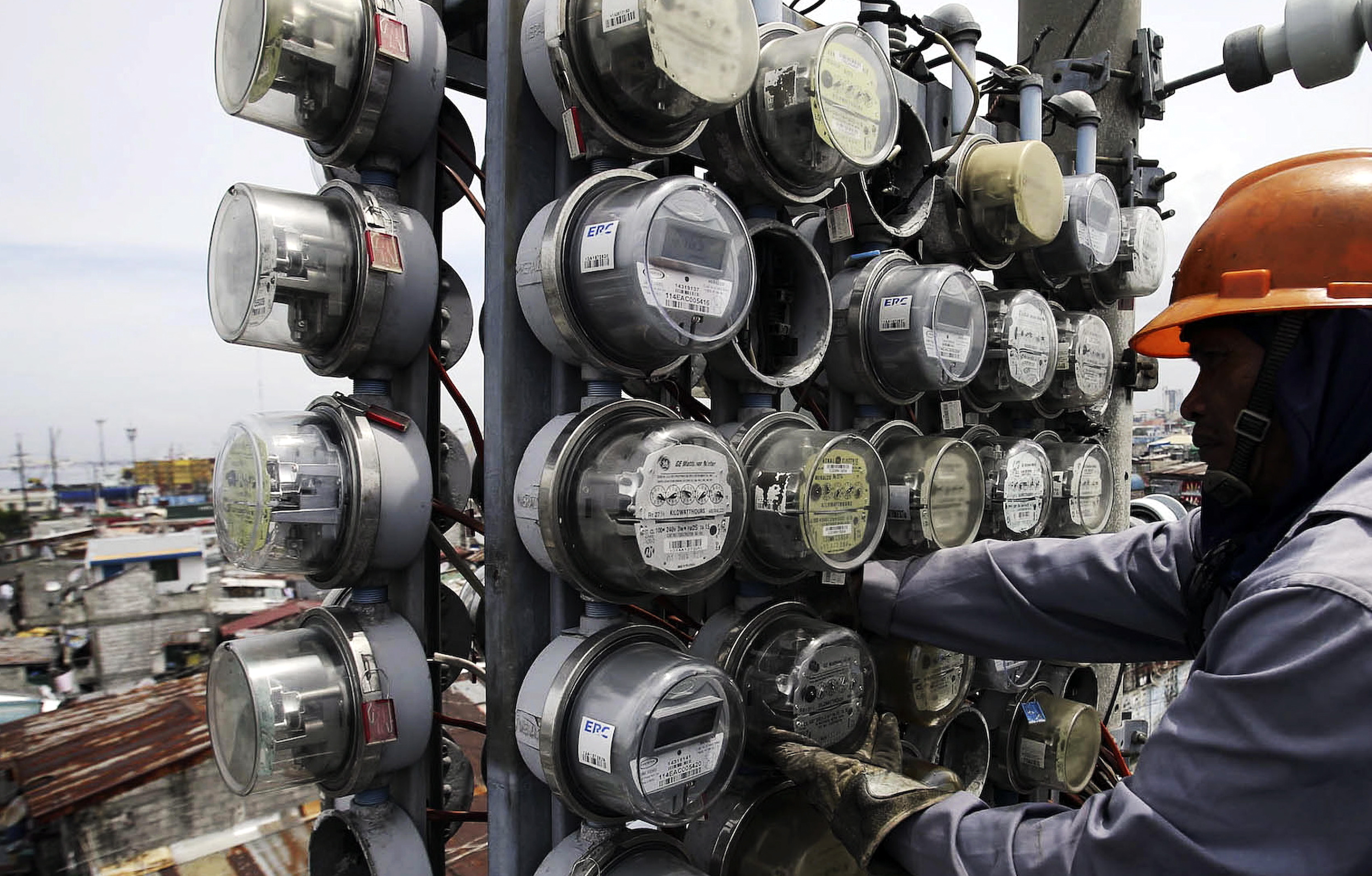 Aquino, Hontiveros seek probe into Meralco fees