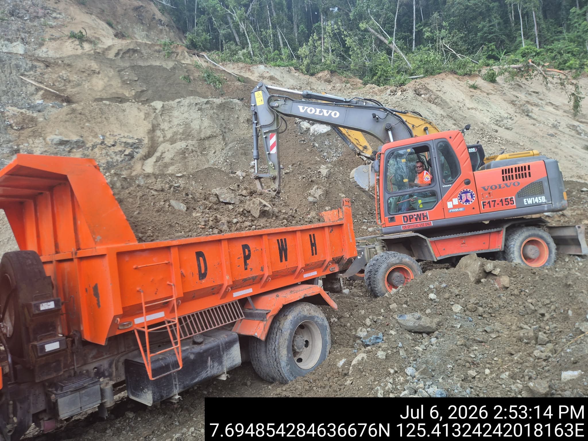 DPWH ramps up debris clearing on Bukidnon-Davao road after landslide