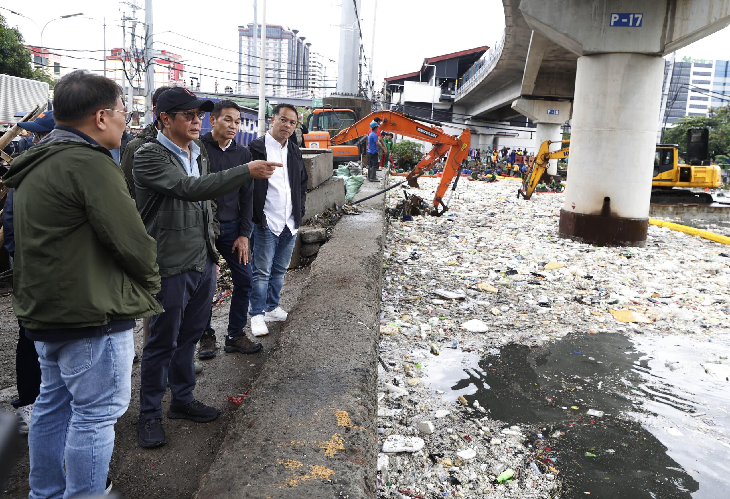 Parañaque’s ‘sea of trash’ prompts Marcos inspection
