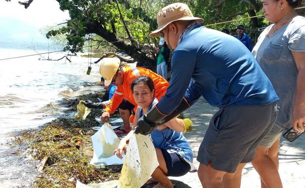 Zambales residents race to contain oil spill in protected waters