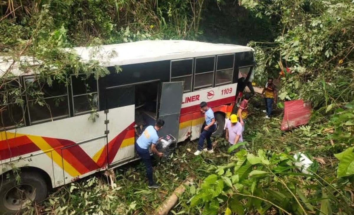 Bus falls into ravine in Nueva Vizcaya