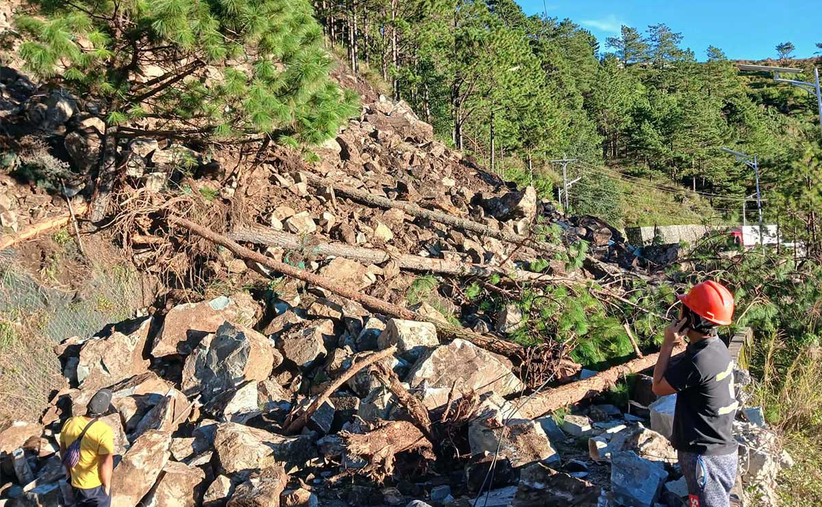 Rocks and fallen trees block Baguio-Bontoc Road in Benguet