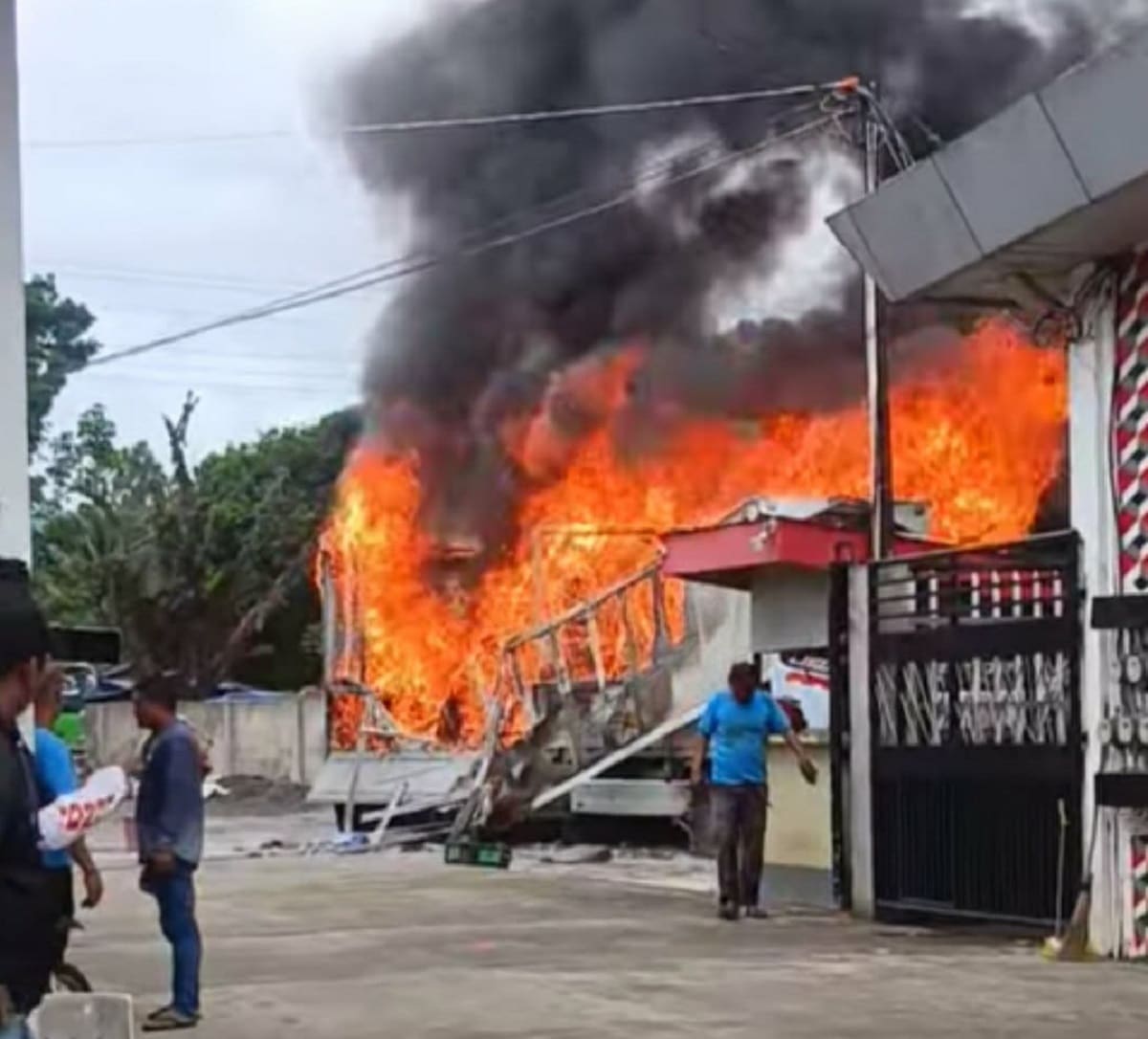 Truck catches fire in Malaybalay City amid extreme heat