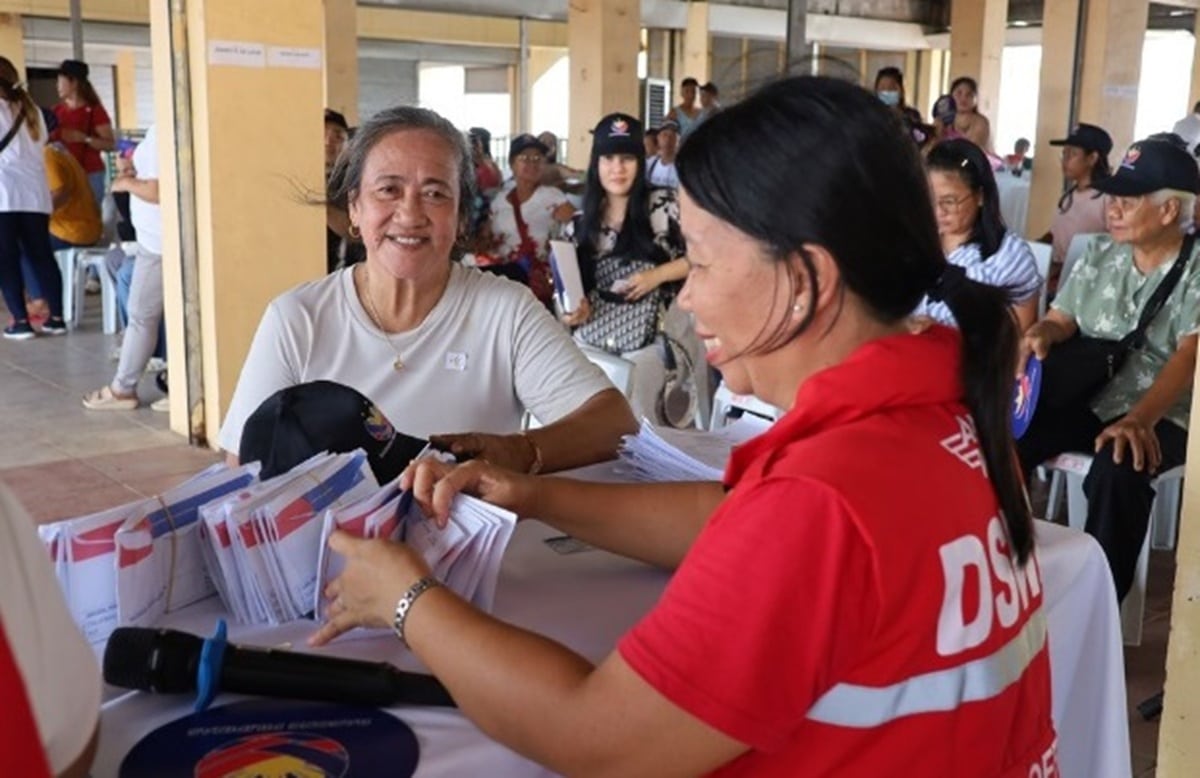 129 market stall owners in Batac City get livelihood aid after fire