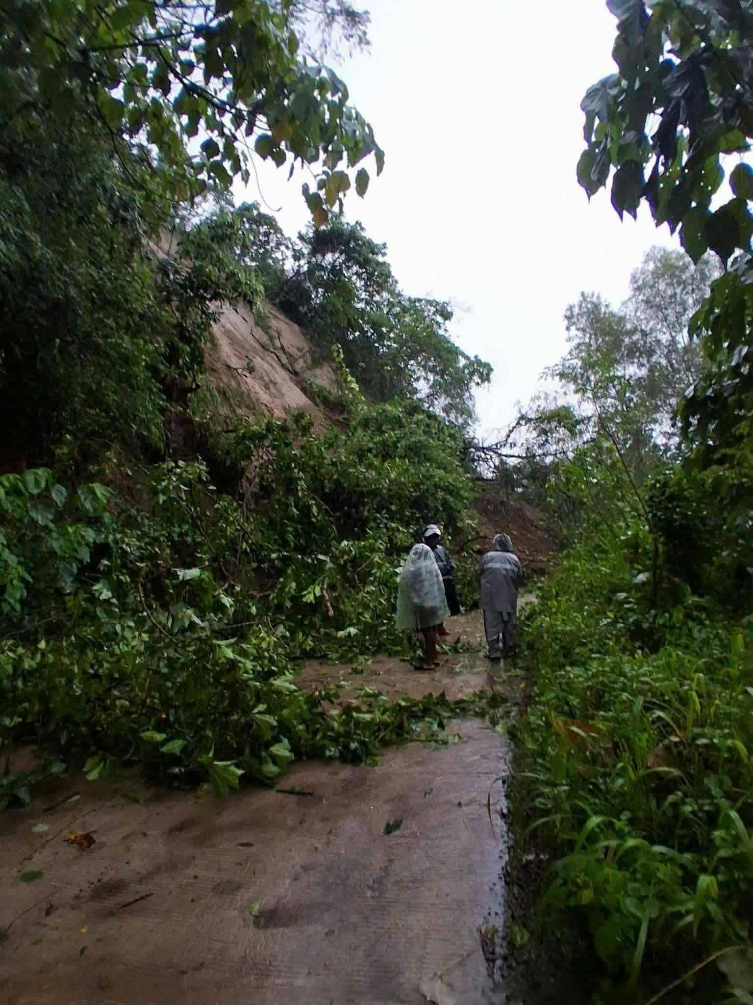 Landslide blocks road in Zambales town