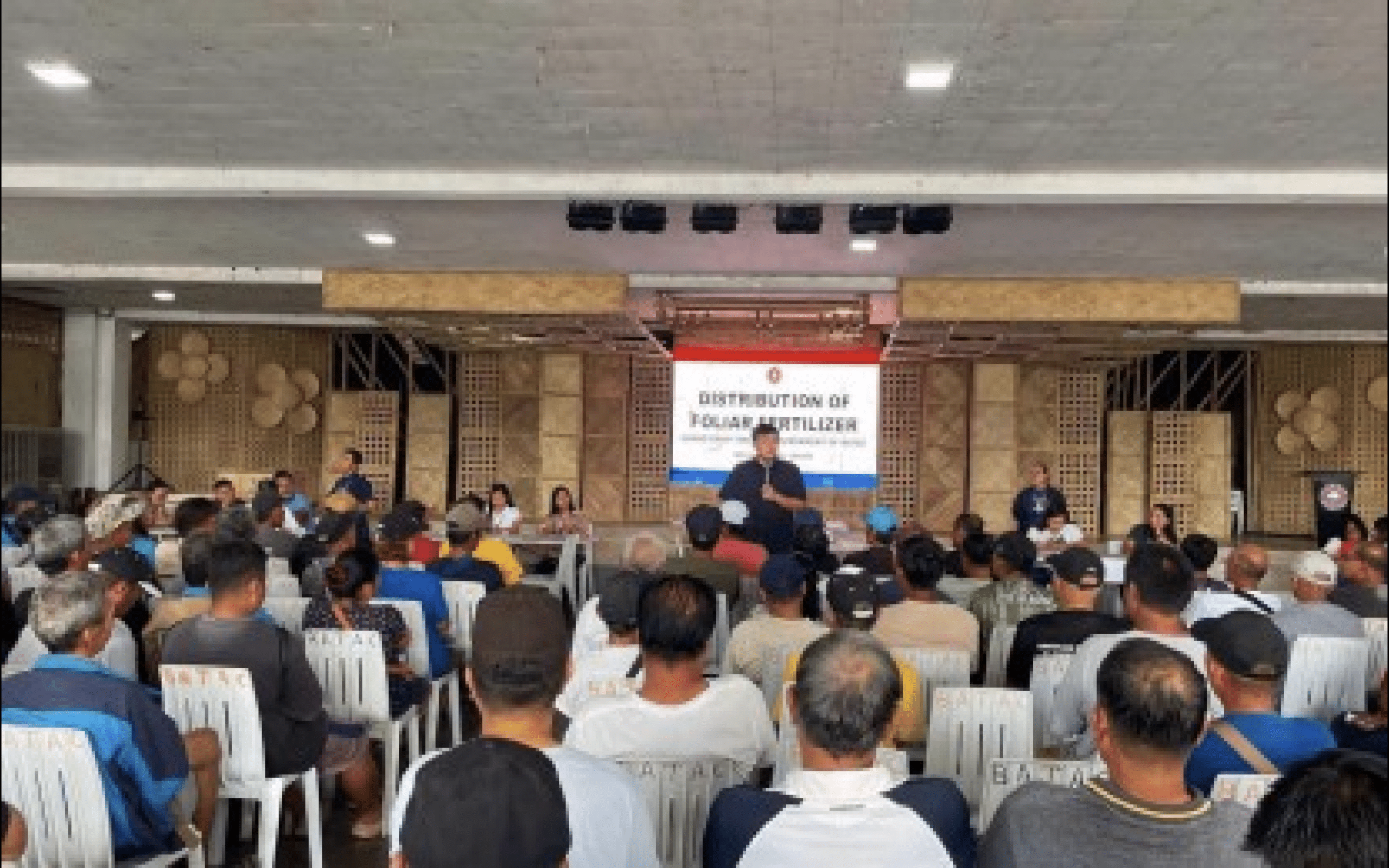 Batac distributes liquid fertilizer to sustain farmers’ yields, income