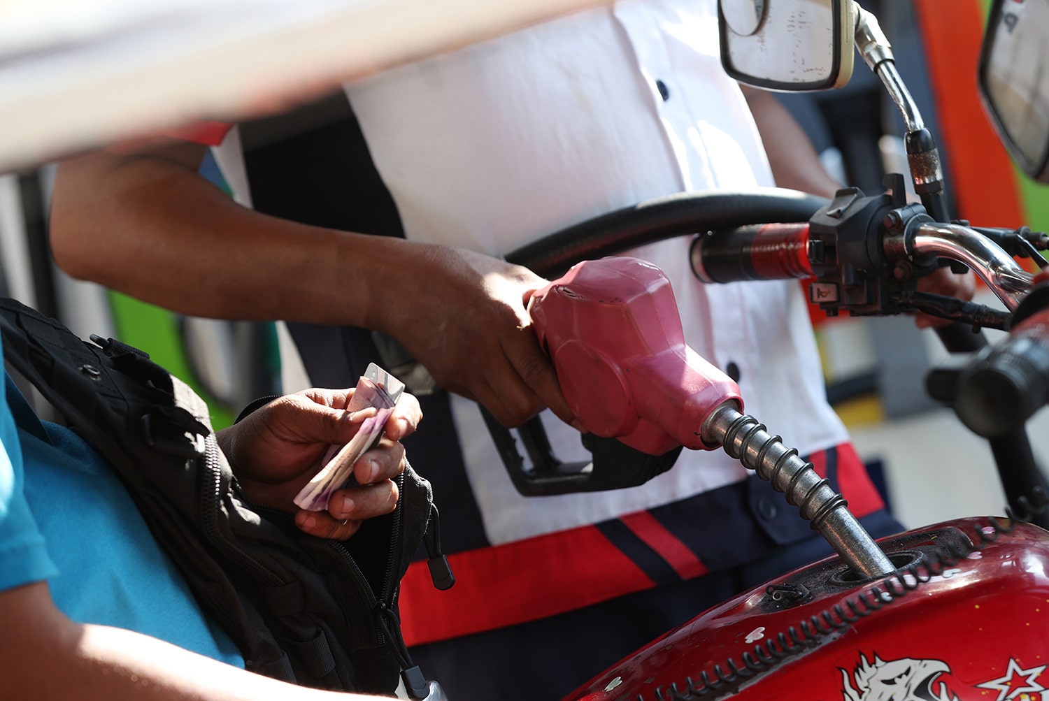 Lawmakers, biz groups: Cut VAT, excise on gas, diesel, too