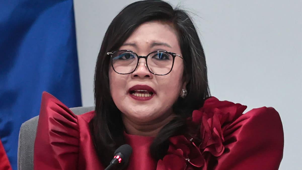 Luistro: No-show in impeach hearings risks VP’s defense