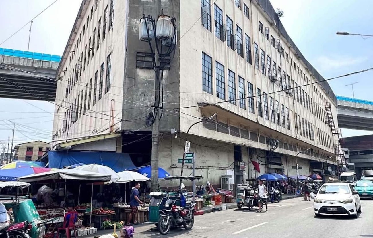 DepEd working to move MLQ High School from Manila market site