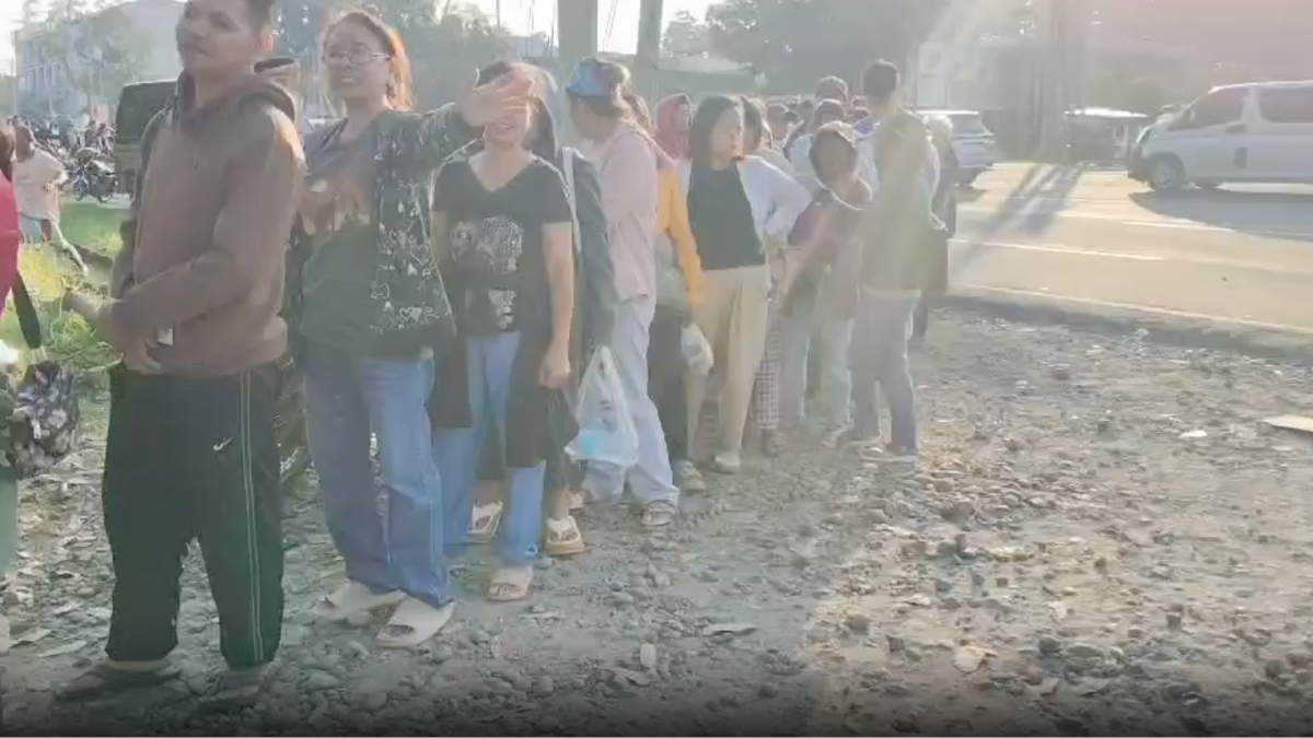 Kidapawan villagers line up for P20 per kilo rice