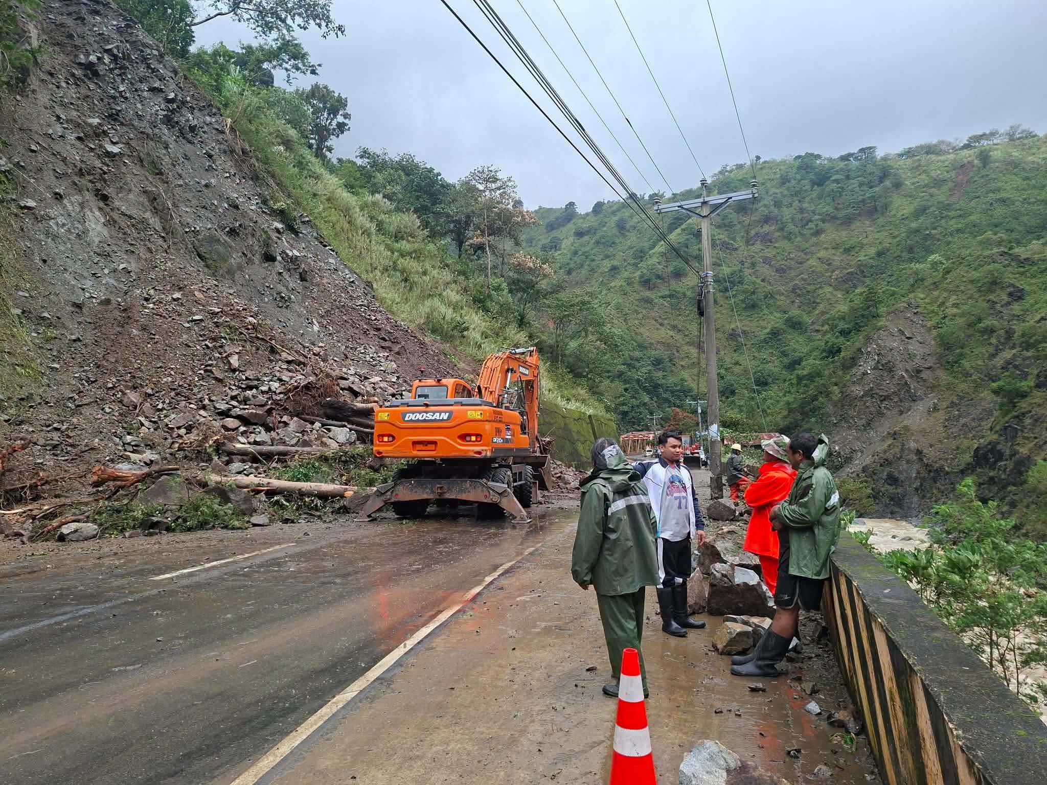 Kennon Road temporarily closed due to falling rocks