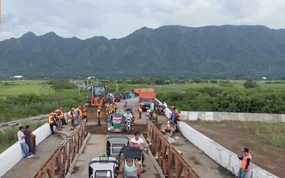 Residents start using temporary Bailey bridge in Santa, Ilocos Sur