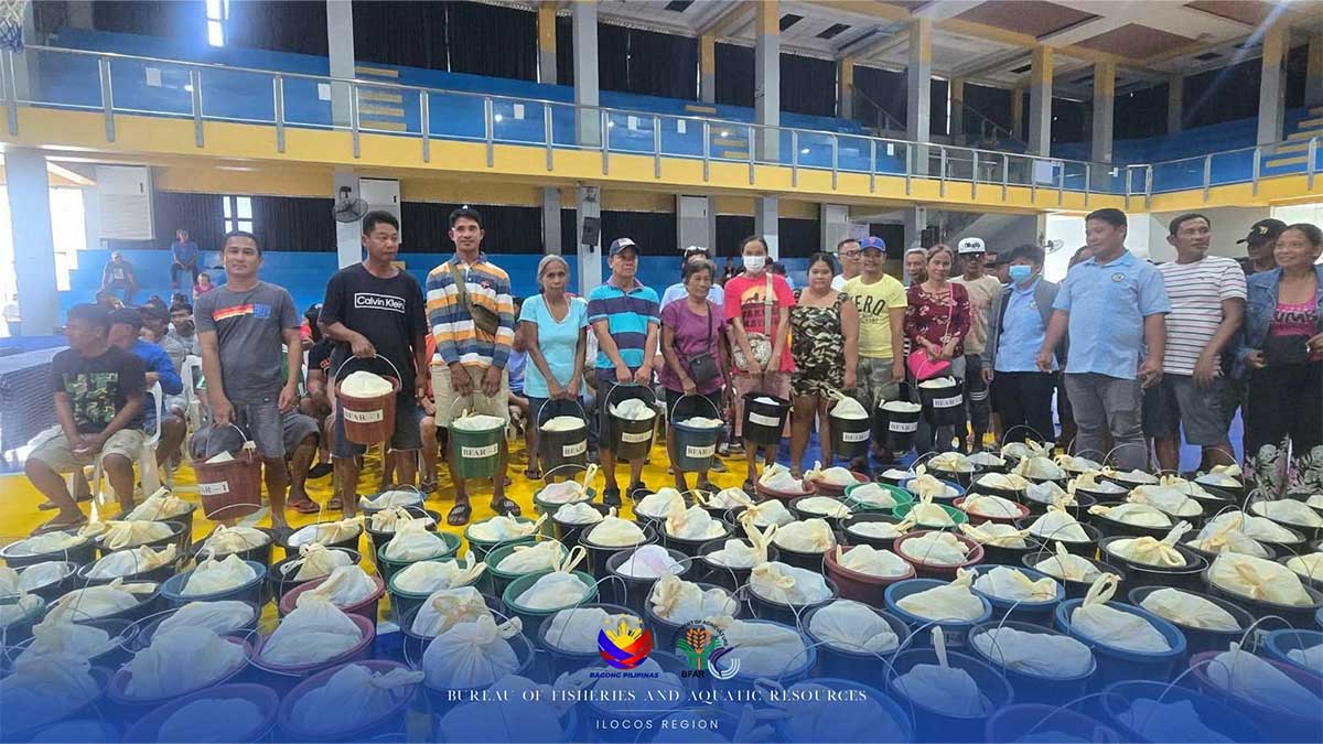 Ilocos region fishermen receive aid from BFAR