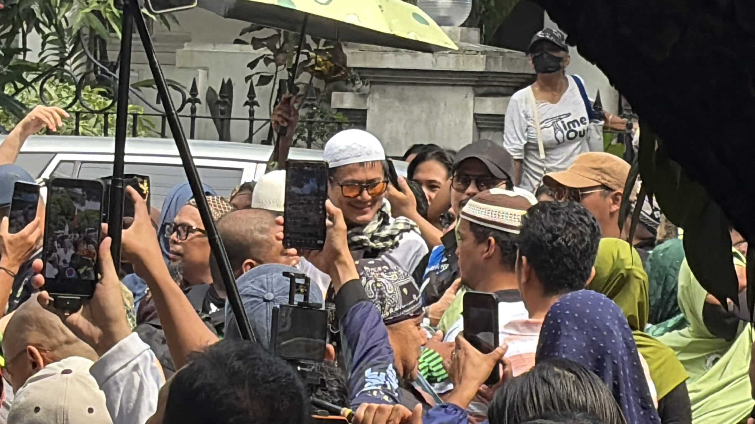 Robin Padilla ‘doppelgänger’ draws crowd outside DOJ