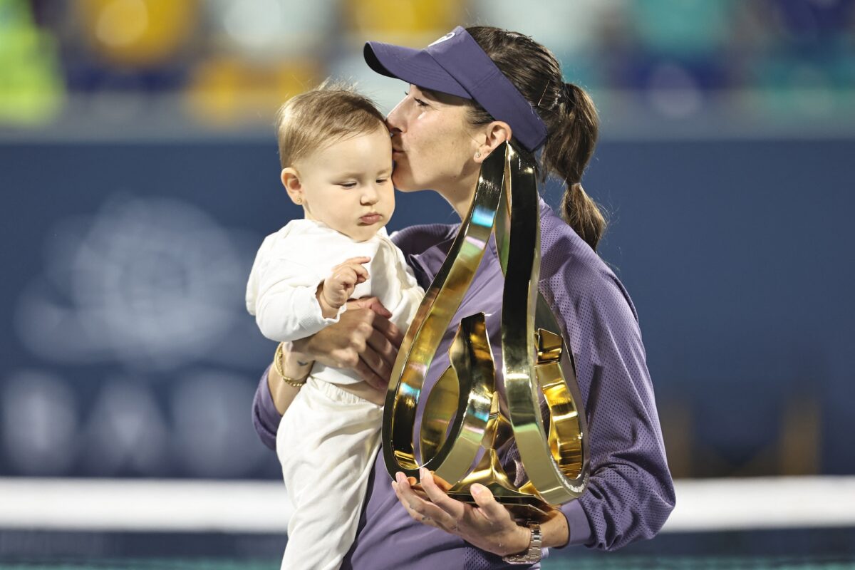 Belinda Bencic with dauther Bella after winning the 2025 Abu Dhabi Open