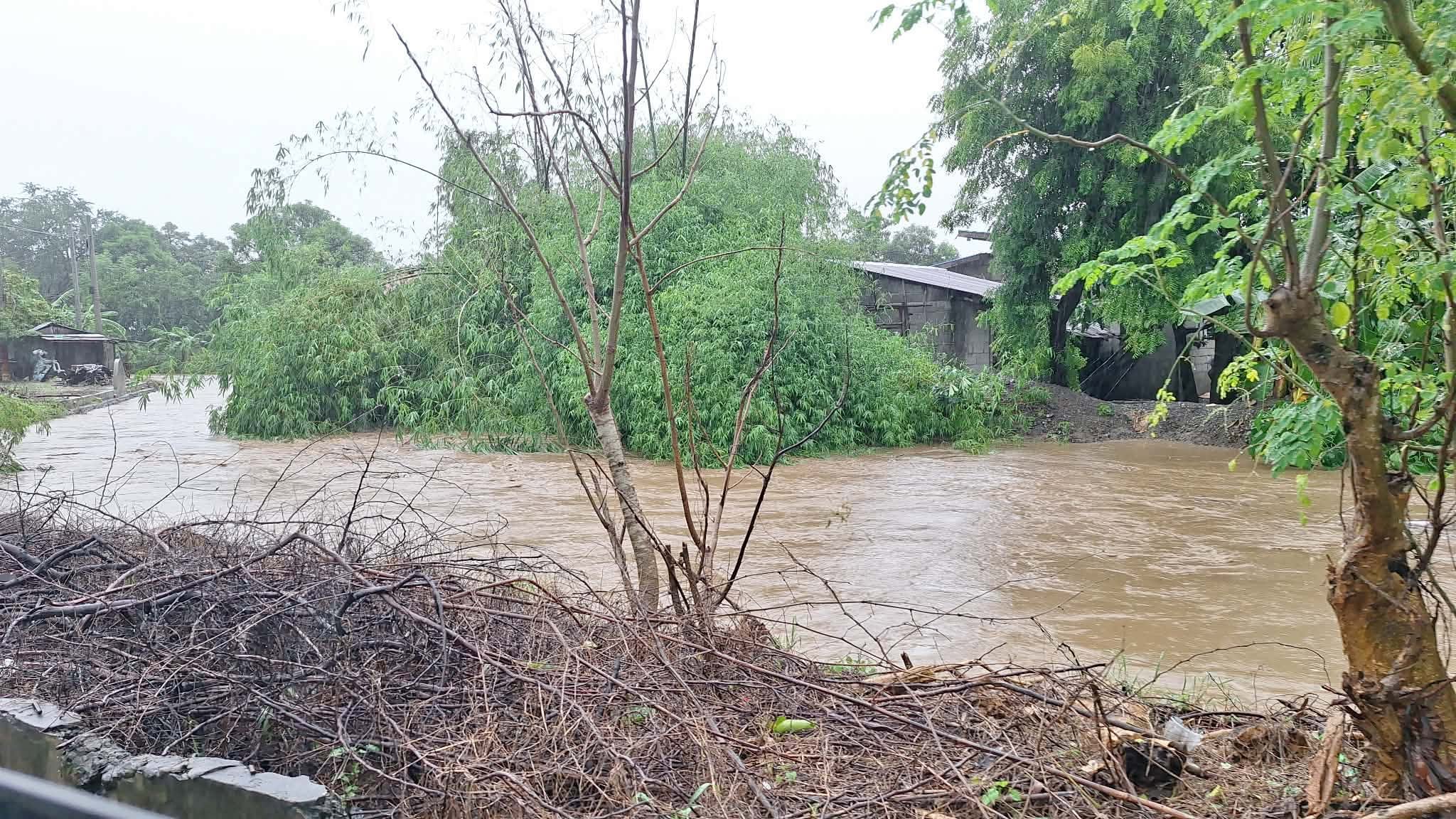 Clogged Ilocos Sur river almost overflows amid heavy rains