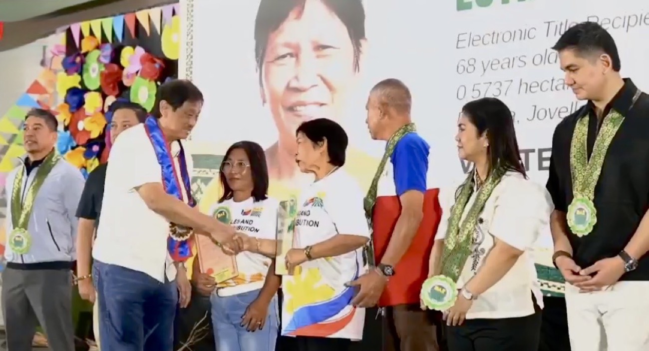 DAR distributes 1,136 land titles to Bicol farmers
