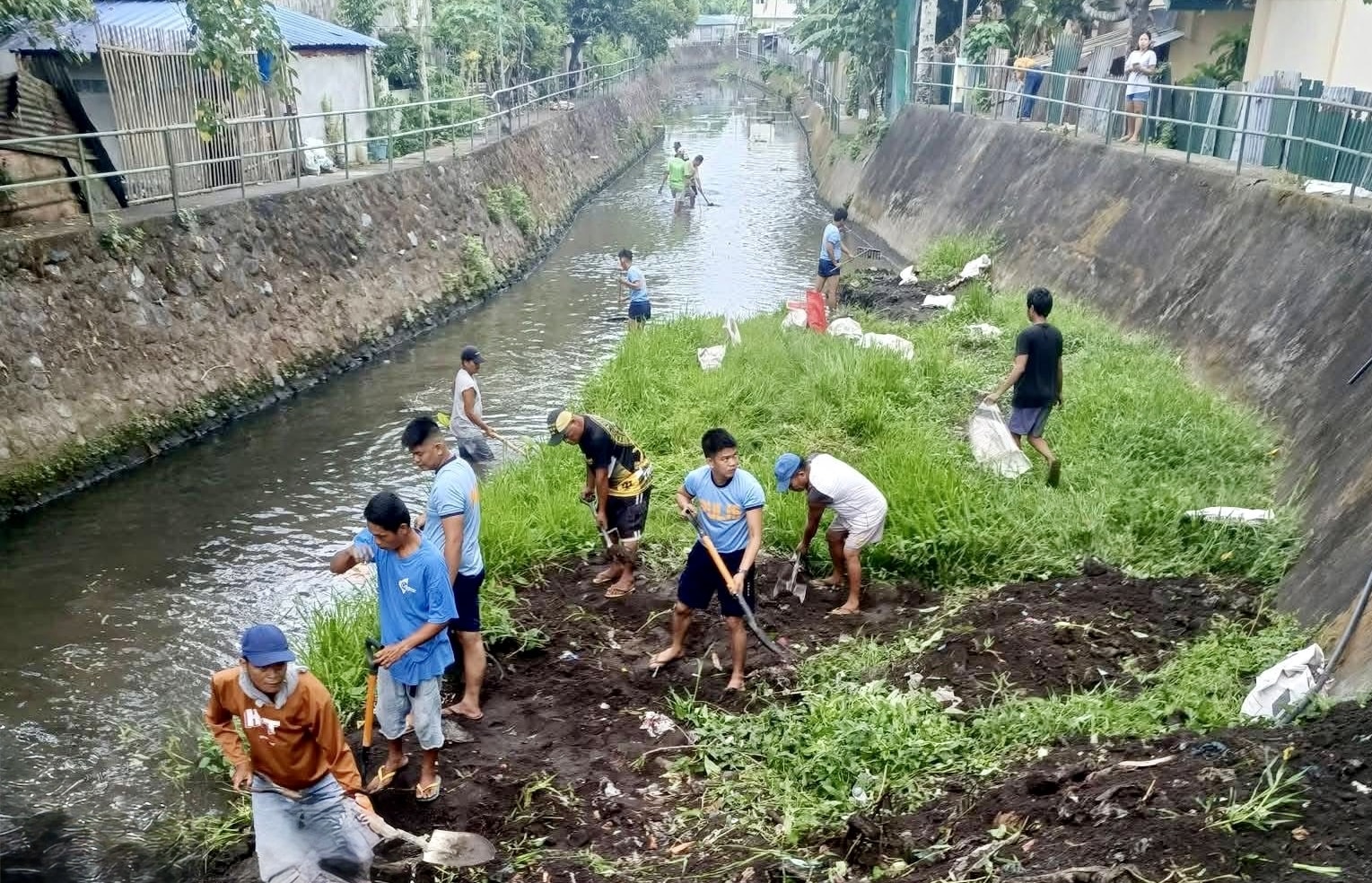 ‘Bayanihan’ effort revives rivers in Albay town