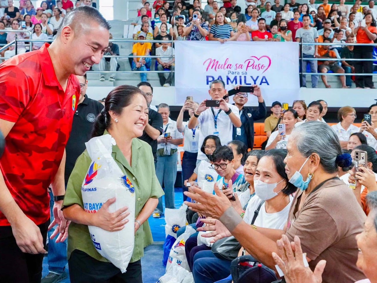 First Lady Liza Araneta-Marcos leads rice distribution in Muntinlupa