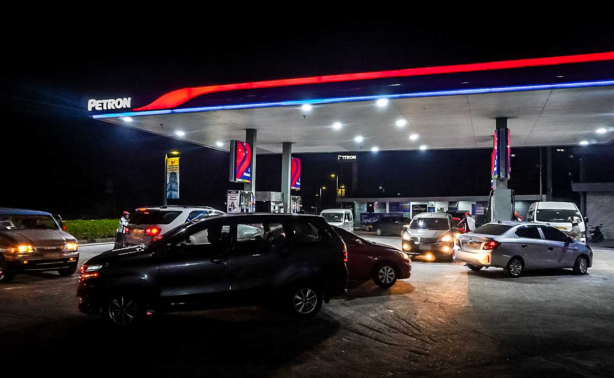 Iloilo motorists rush to gas stations ahead of steep fuel price hike