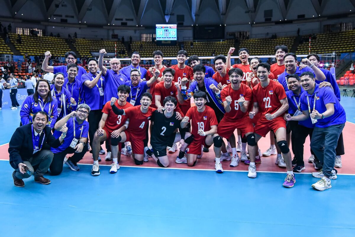 Alas Pilipinas pose for a photo after winning the bronze medal in the SEA Games 2025 men's volleyball.