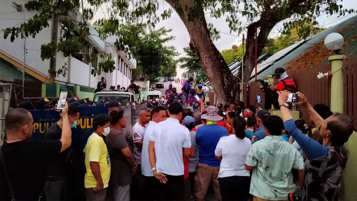 3 hurt as tension erupts during demolition of resort gate in Panglao