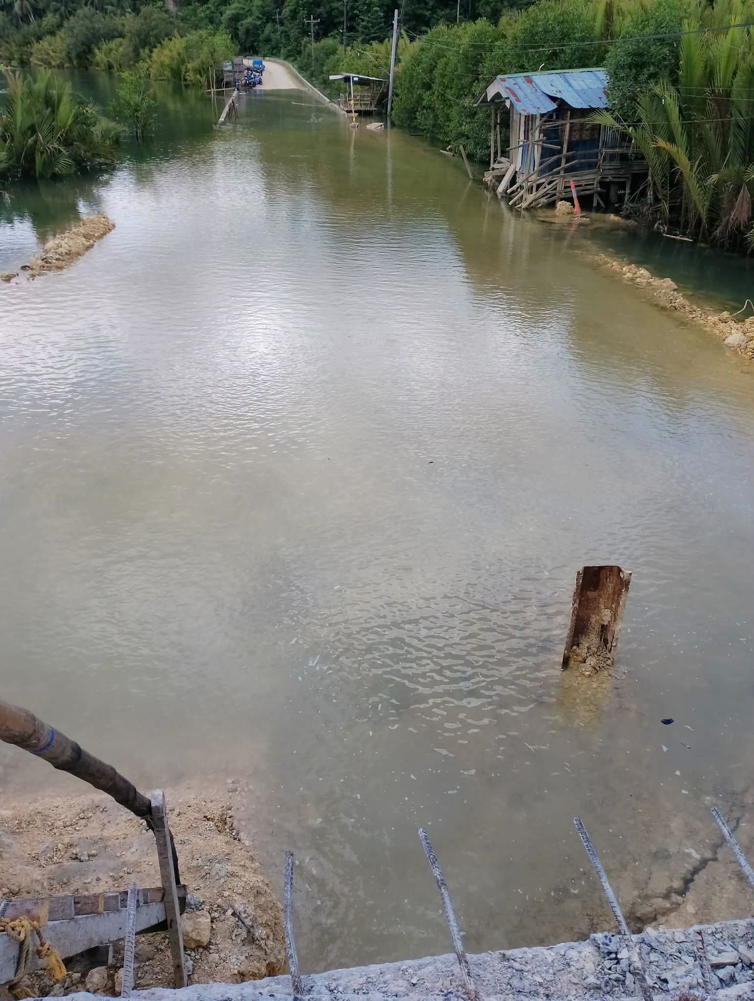 High tide, flooding delay repair of damaged bridge in Bohol town