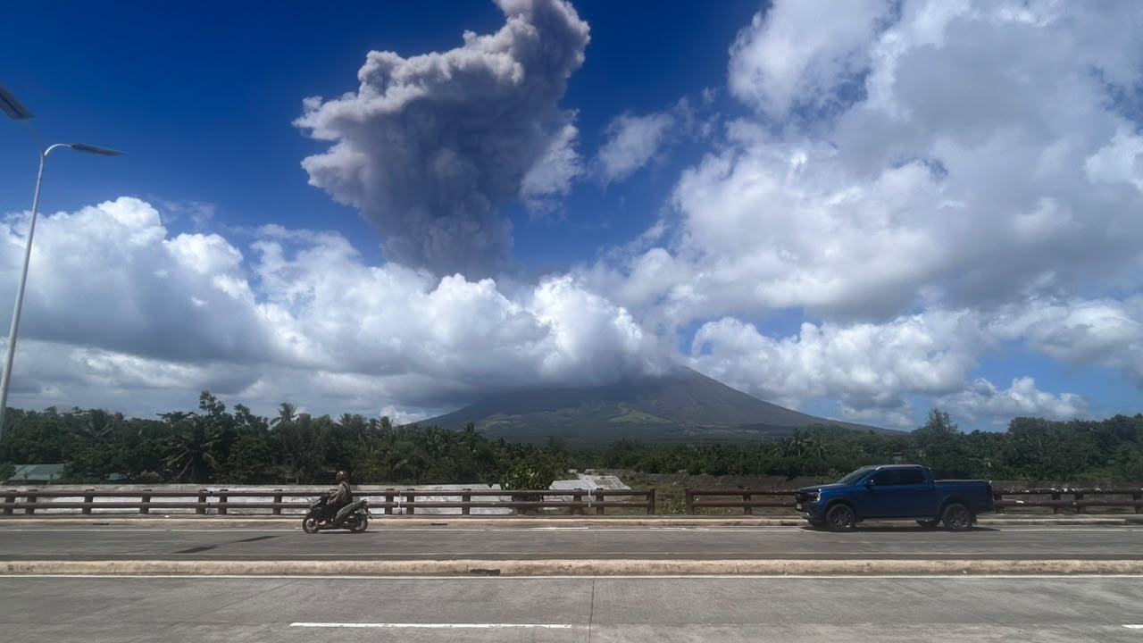 Albay suspends classes after Mayon’s explosive eruption