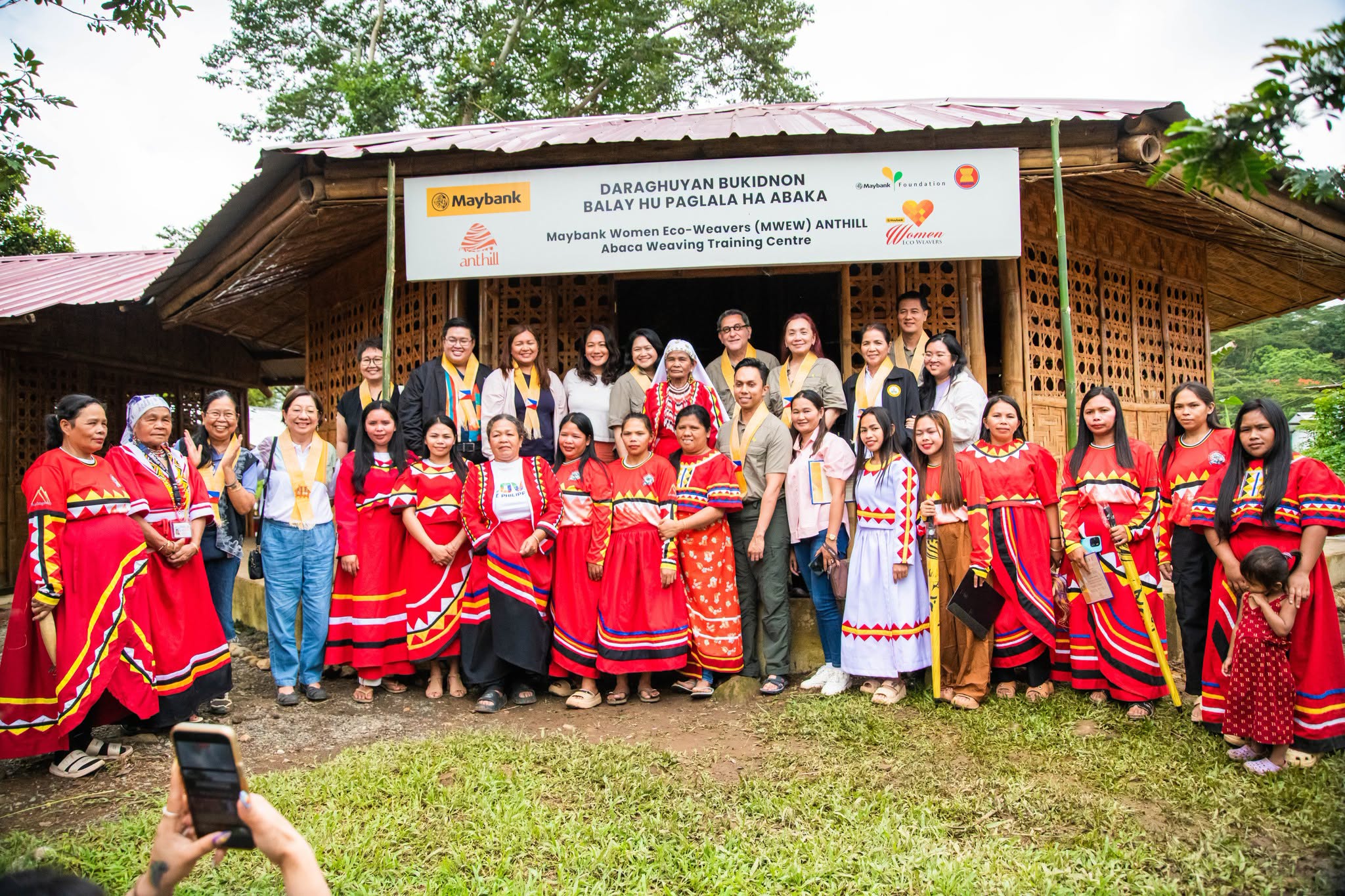Bukidnon ethnic group opens abaca weaving facility 