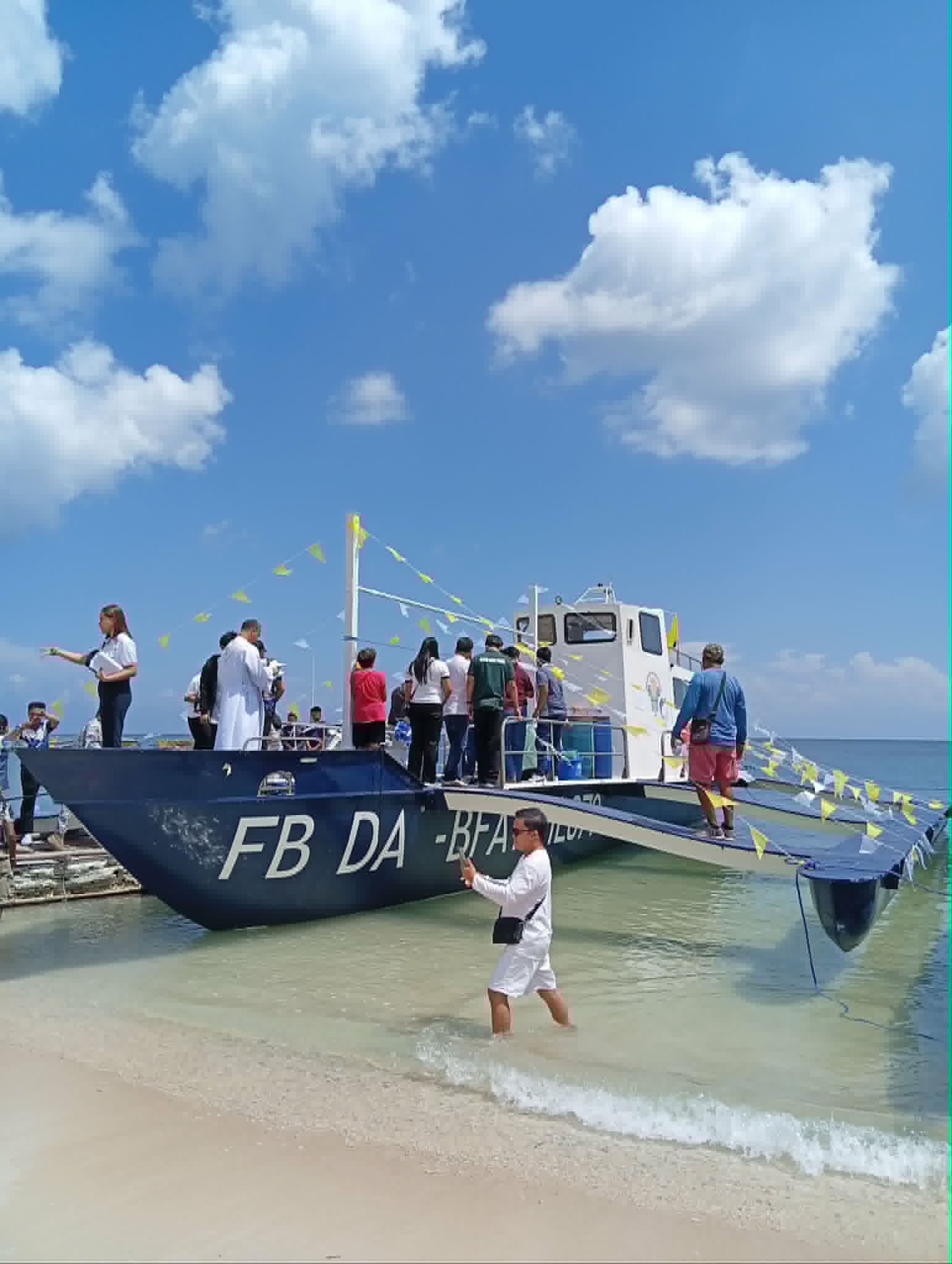 Pangasinan fishermen get new boats from BFAR