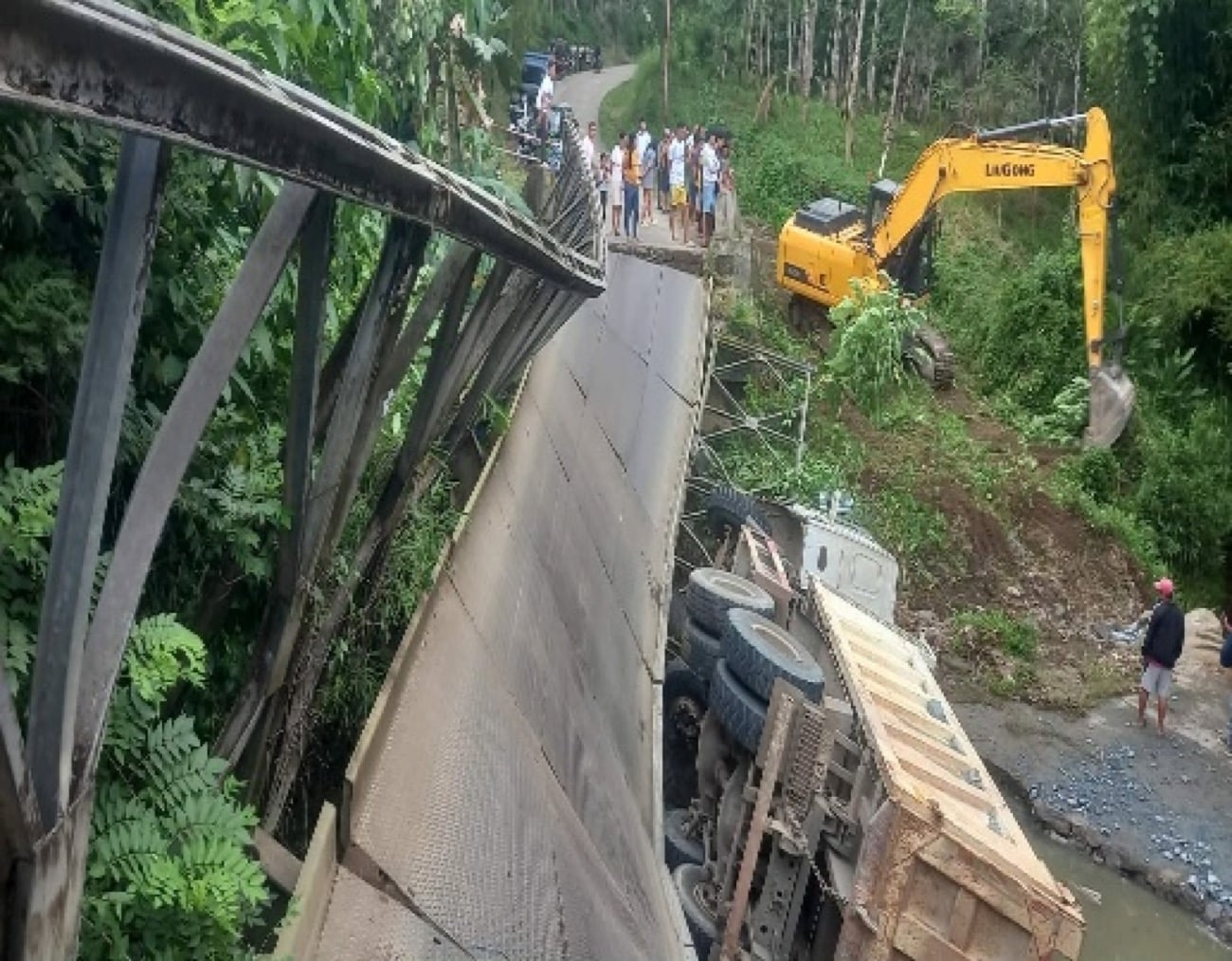 Driver hurt after truck falls in collapsed bridge in Zamboanga